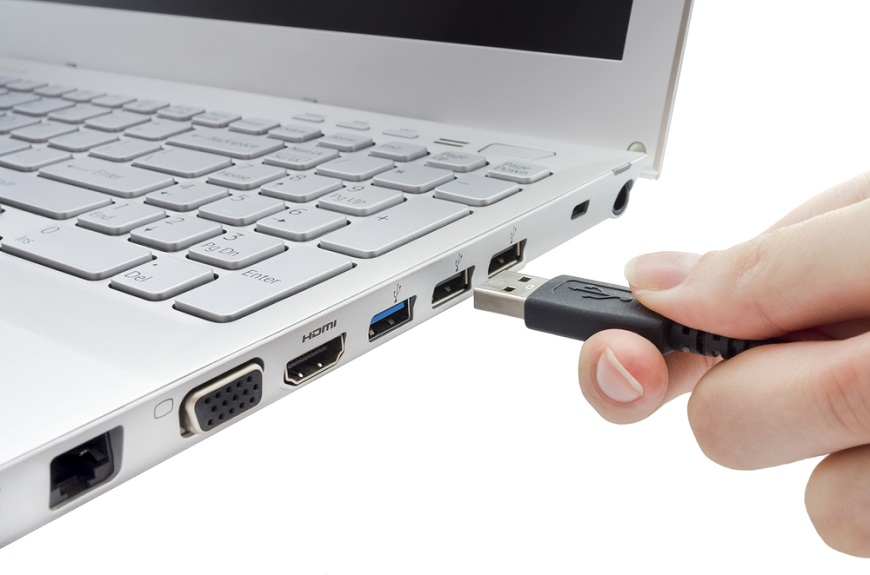 Prenos fotografií do notebooku cez USB-A kábel.