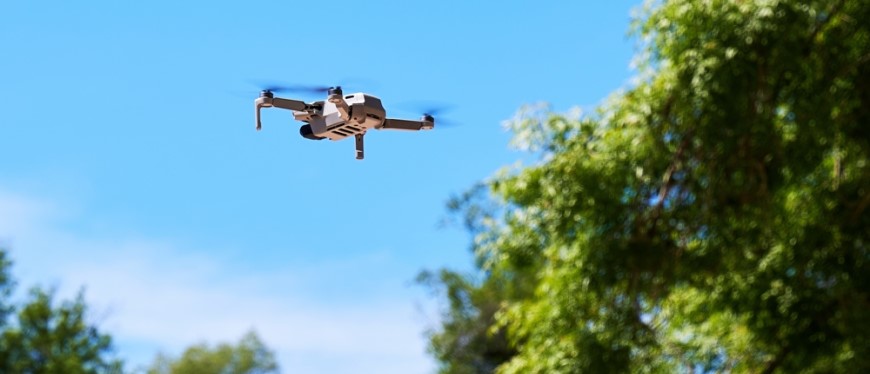 Ako vybrať dron? Dron lieta vo vzduchu