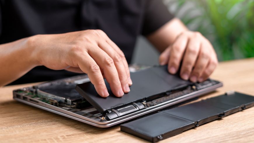 Čo robiť, keď si polejete notebook? Demontáž komponentov pri notebooku poliatom tekutinou