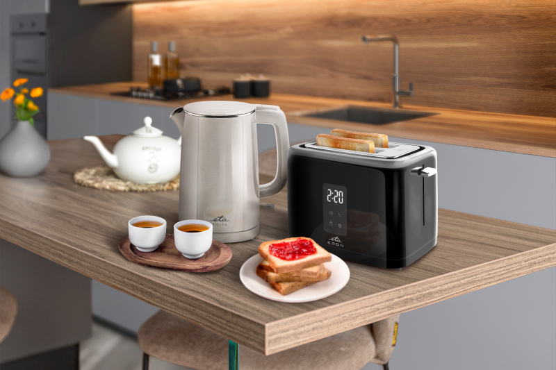 Dvouplášťová konvice ETA: Elegantní a chytrá vychytávka do vaší kuchyně Snídaňový set ETA: dvouplášťová rychlovarná konvice ETA Edita a černý digitální topinkovač ETA Eron na kuchyňském stole s čerstvými toasty