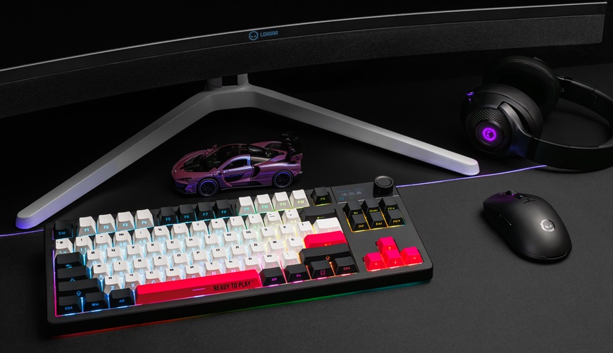 LORGAR: Připrav se ke hře s herní výbavou, která ti rozumí Myš, klávesnice a headset Lorgar leží na stole pod monitorem