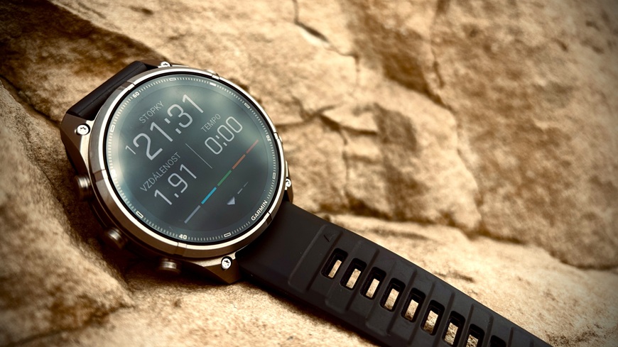Inteligentné hodinky Garmin fēnix® 9 Pro položené na skale v pozadí