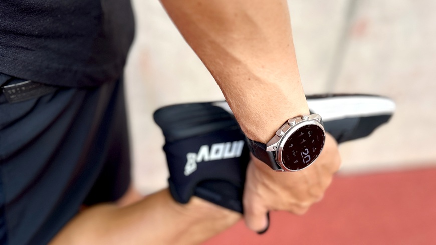 Inteligentné hodinky Garmin fēnix® 9 Pro v detaile na zápästí muža, ktorý sa naťahuje pred behom