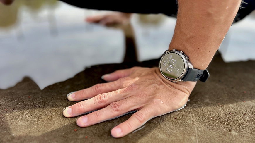 Inteligentné hodinky Garmin fēnix® 9 Pro na zápästí muža, ktorý práve robí kľuky na betónovej ploche skropenej dažďom