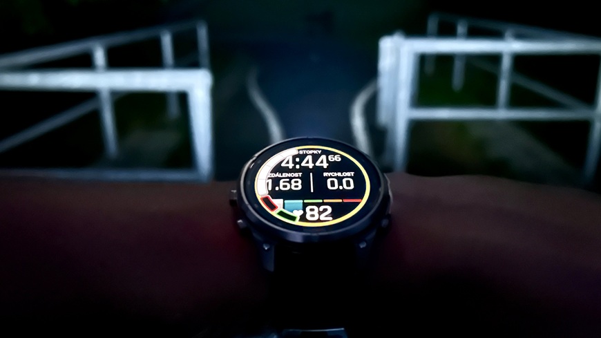 Inteligentné hodinky Garmin fēnix® 9 Pro osvetľujú výkonným svietidlom potemnený nočný cyklochodník s prejazdovým mostom v pozadí