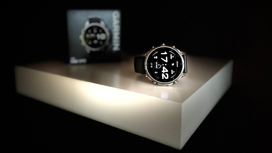 Inteligentné hodinky Garmin fēnix® 9 Pro v detaile s krabičkou na slabo osvetlenej poličke