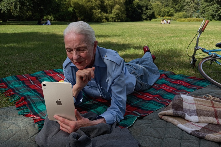 Nemalá senzácia v podaní Apple! Už dnes představil nový iPad mini s raketovým výkonem a prvotriednym OLED displejom Tablet iPad mini (A20 Pro) v rukách dámy v pokročilom veku ležiacej na piknikovej deke v parku