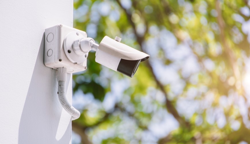 Jak připojit IP kameru: Průvodce krok za krokem připojením přes Wi-Fi i kabel IP kamera umiestnená na dome a sledujúca okolie
