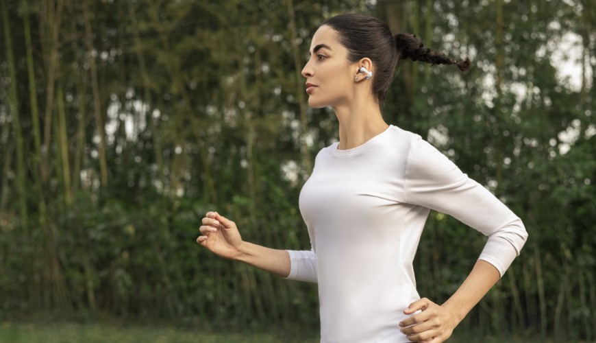 Shokz OpenDots 2 a OpenDots Air: Otvorené slúchadlá, ktoré vás neodstrihnú od okolia Žena behá s otvorenými slúchadlami Shokz OpenDots 2