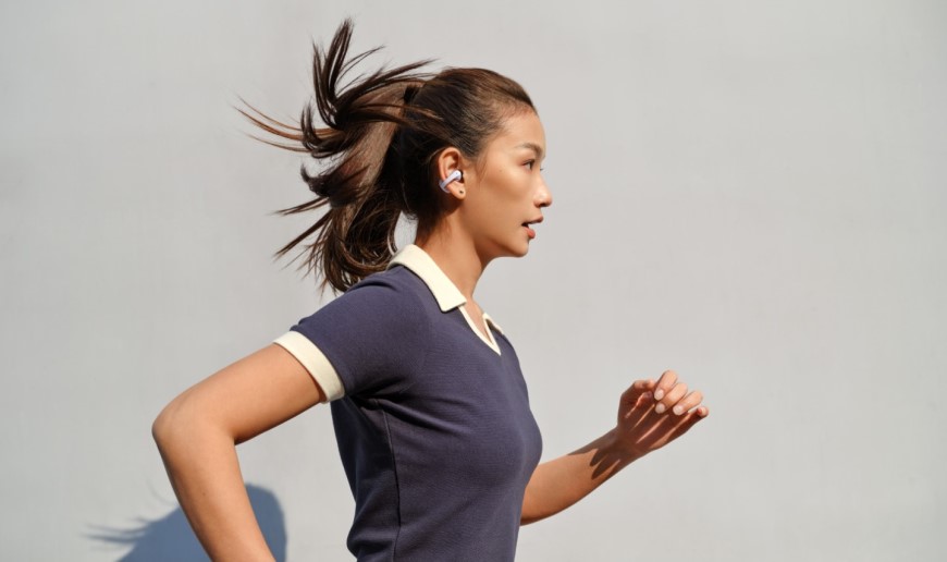 Shokz OpenDots 2 a OpenDots Air: Otvorené slúchadlá, ktoré vás neodstrihnú od okolia Žena behá s otvorenými slúchadlami OpenDots Air