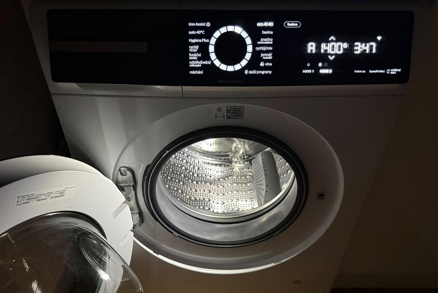 Práčka Bosch WGB244A0CS zapnutá v noci