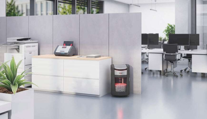 Skartovačka Rexel s technológiou Optimax umiestnená v kancelárii