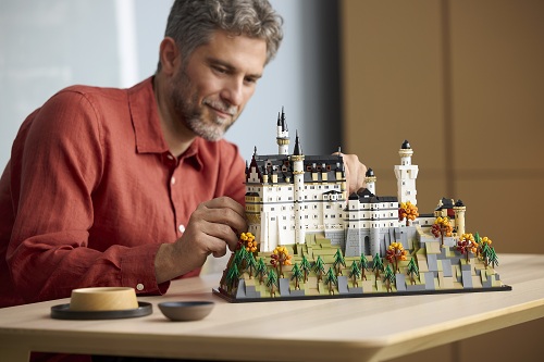 Muž so stavebnicou z LEGO® Architecture.