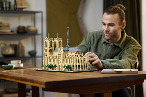Muž so stavebnicou z LEGO® Architecture.