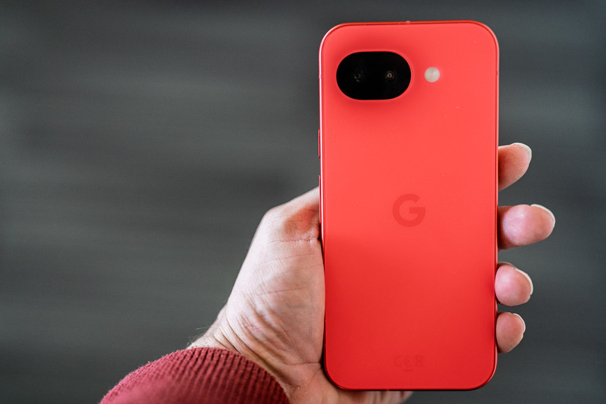 Google Pixel 10a v červenej farbe zozadu
