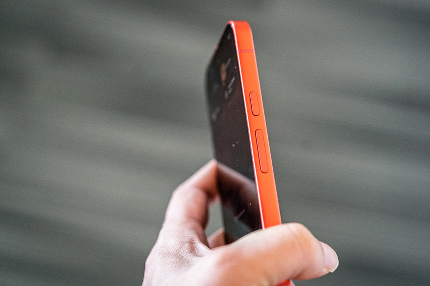 Google Pixel 10a v červenej farbe z bočnej strany s ovládacími tlačidlami