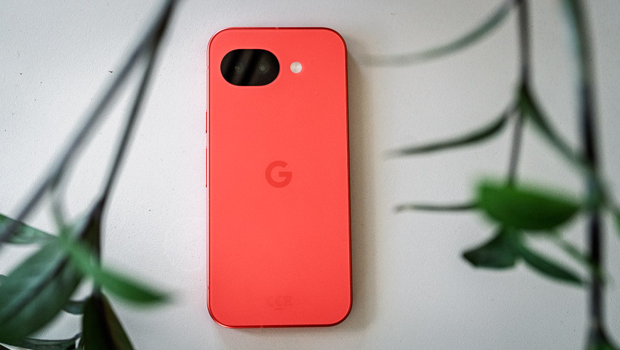 Google Pixel 10a zozadu v červenej farbe