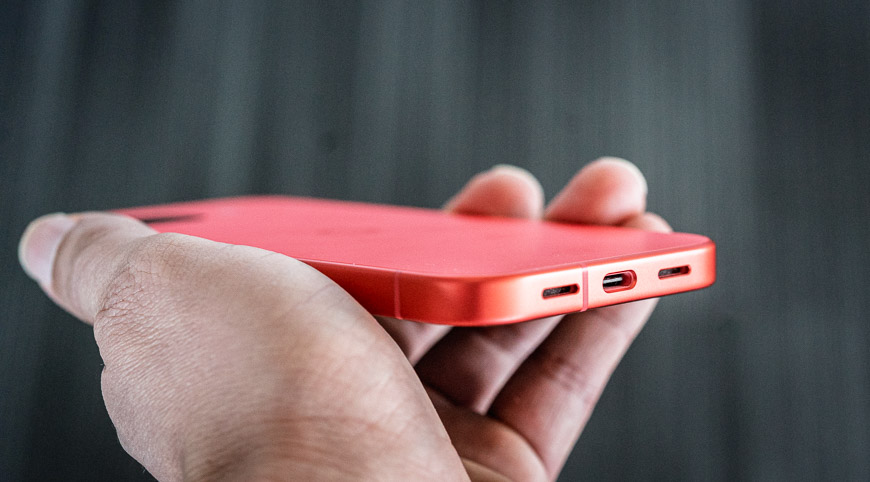 Google Pixel 10a v červenej farbe zospodu