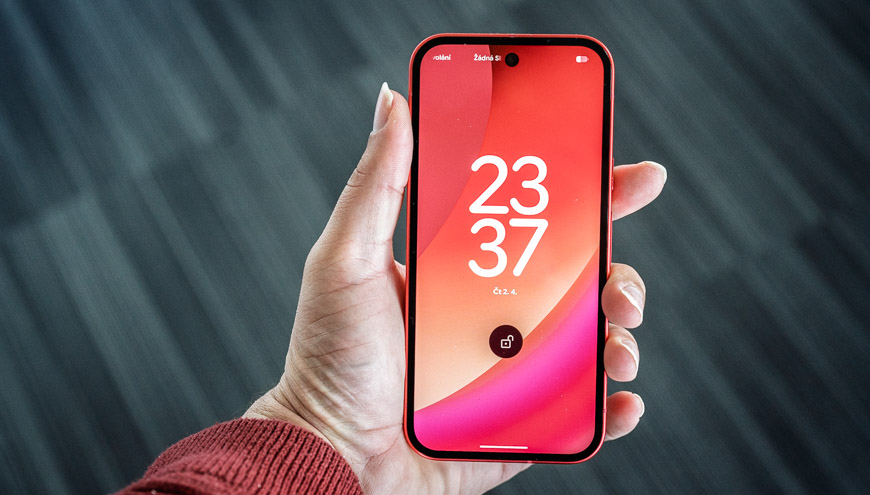 Google Pixel 10a z prednej strany so zapnutým displejom 