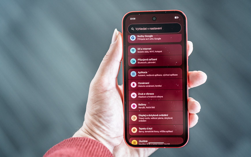 Google Pixel 10a v červenej farbe s ponukou vyhľadávania v nastaveniach