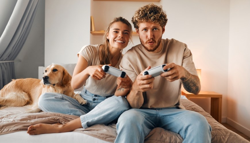 Ako vybrať hernú konzolu? Gaming couple