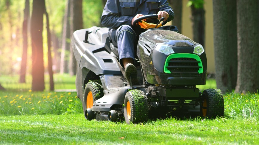 Ako vybrať kosačku Záhradný traktor v lesoparku