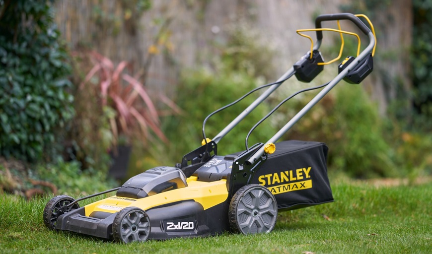 Ako vybrať kosačku Pohľad na kosačku Stanley v záhrade