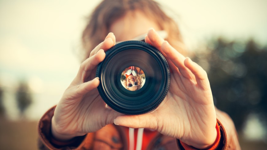Jak vybrat objektiv? natiahnuté ruky držia objektív fotoaparátu