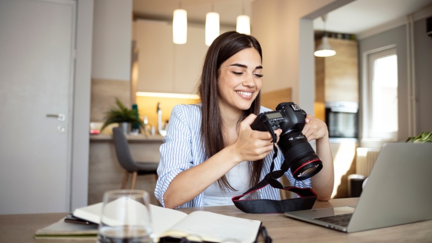 Jak vybrat objektiv? žena spracováva fotky na notebooku