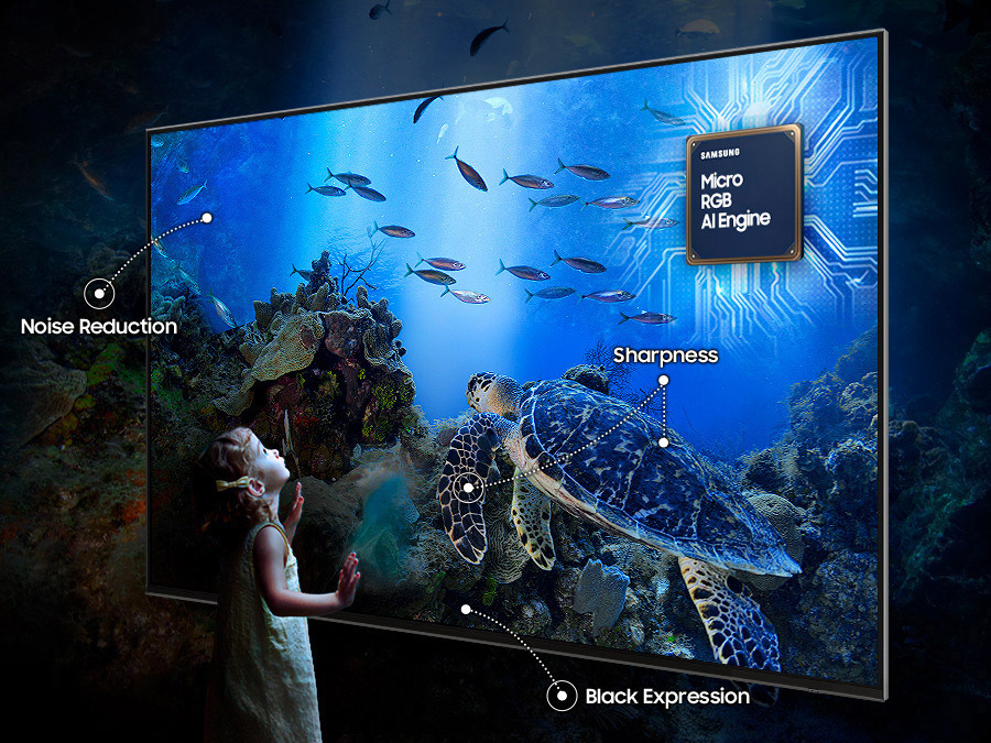 Samsung Micro RGB TV: Prichádza revolúcia v zobrazovacej technológii Dieťa sa pozerá na obrazovku televízie a opiera sa o ňu dlaňami, na obrazovke sú ryby a korytnačka pod morskou hladinou, v pravom hornom rohu obrazovky je obrázok procesora MRGB AI Engine, na obrazovke sú popísané tri body popisujúce kvalitu obrazu - Noise Reduction, Sharpness, Black Expression.