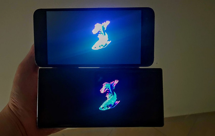 OLED: Dokonalá čierna (nielen) na vašom televízore porovnanie OLED prostredníctvom motívu rybičky na dvoch displejoch mobilov