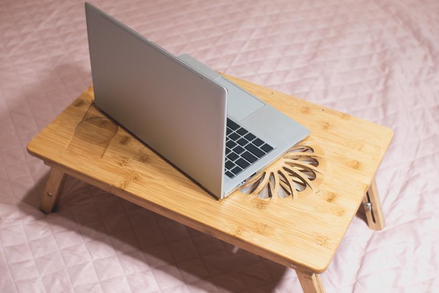 notebook položený na podložke