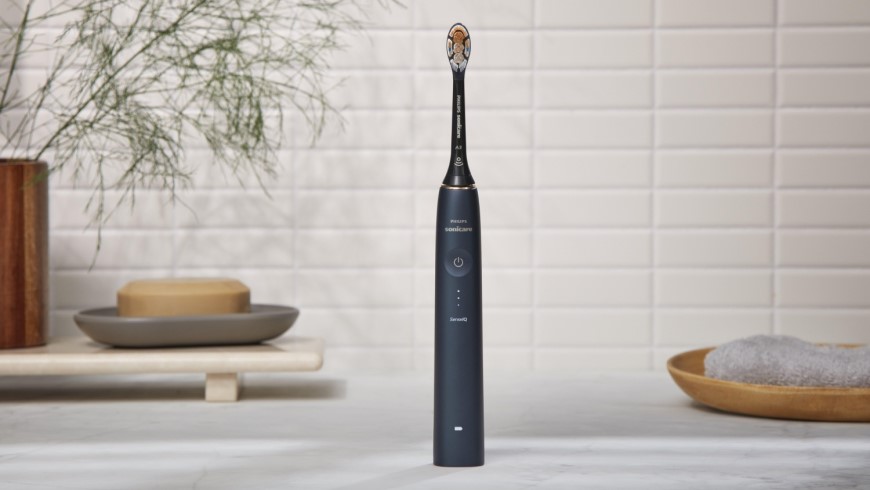 Ako vybrať elektrickú zubnú kefku? philips sonicare sonická zubná kefka v kúpeľni, čelný pohľad