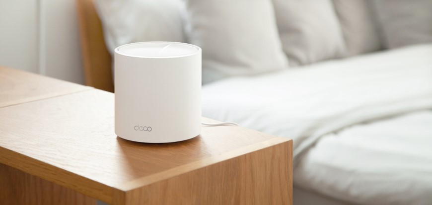 Ako vybrať router? Wi-Fi router položený na nočnom stolíku v spálni.