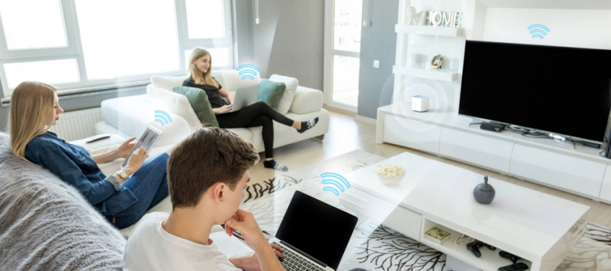 Ako vybrať router? Ľudia sediaci v obývačke pripojení na Wi-Fi router.