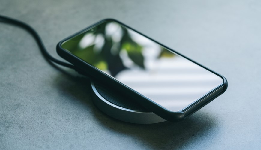 Rýchle, inteligentné a bez káblov: Ako funguje bezdrôtové nabíjanie Qi, Qi2 a MagSafe? Bezdrôtové nabíjanie