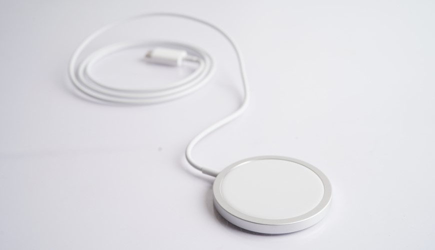Rýchle, inteligentné a bez káblov: Ako funguje bezdrôtové nabíjanie Qi, Qi2 a MagSafe? Bezdrôtové nabíjanie