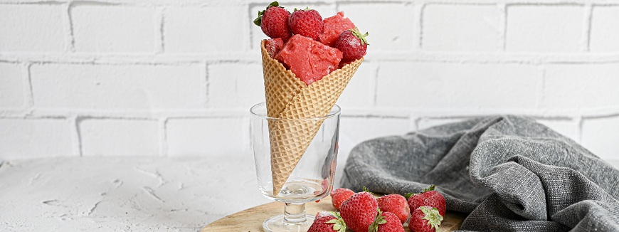 Ovocná jahodová zmrzlina a sorbet vo vafľovom kornútku zdobené čerstvými jahodami