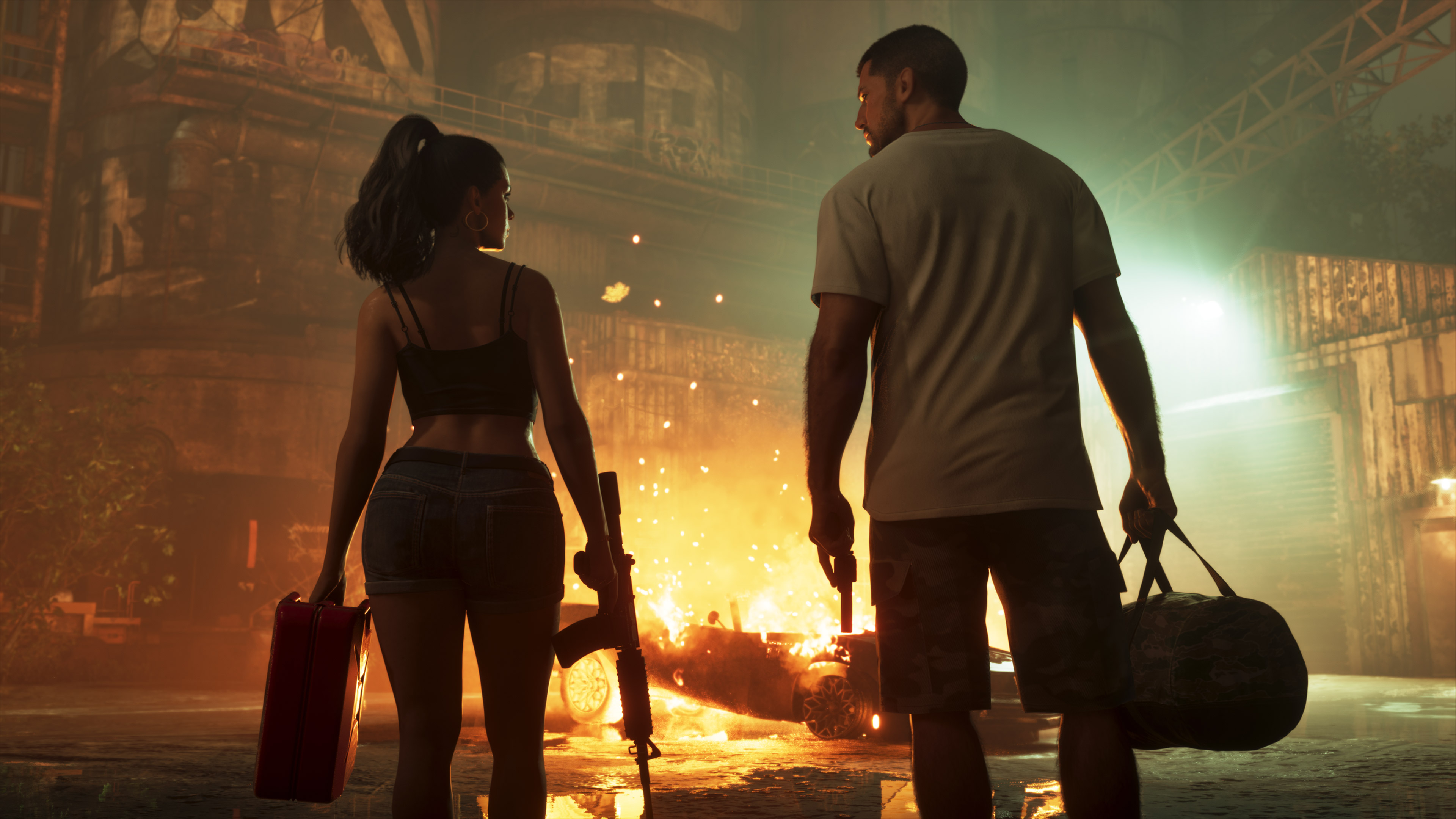 Grand Theft Auto VI: Všetko o najočakávanejšej hre desaťročia – predobjednávky spustené (aktualizované) Jason a Lucia držia v ruke zbraň, tašku a kanister, na pozadí horí auto
