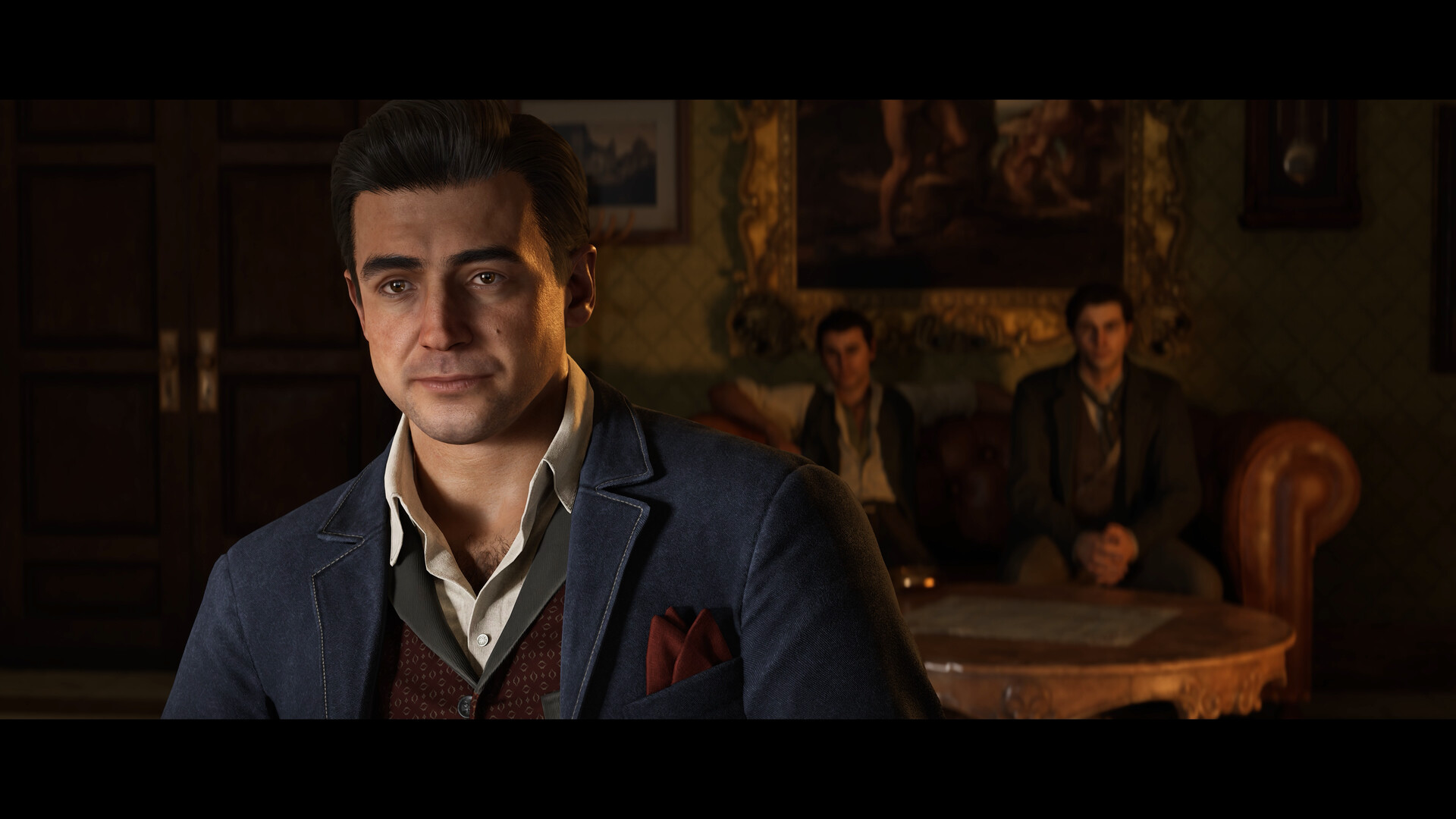 Mafia: Old Country a DLC Man of Honor – Všetko o hre, ktorá predchádza pôvodnej mafiánskej trilógii Salieri stojí v popredí, v pozadí sedia na pohovke dve postavy.