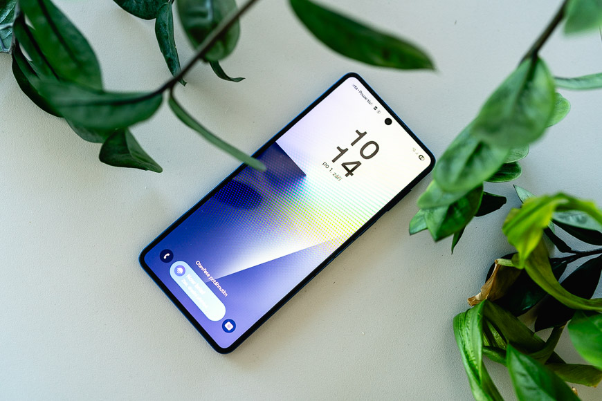Recenzia: Samsung Galaxy Z Flip7 – Keď štýl hrá prím Z Flip7 displej