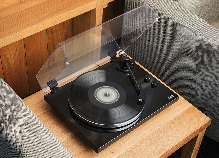 Moderné a štýlové počúvanie s rádiom JVC jvc_audiotechnika_novinky_gramofon_cierny