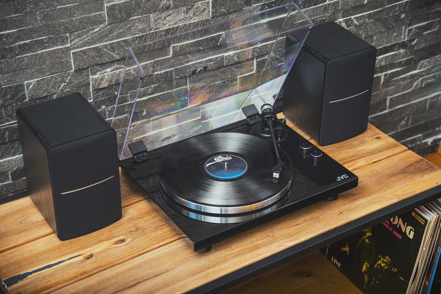 Moderné a štýlové počúvanie s rádiom JVC jvc_audiotechnika_gramofon_cierny
