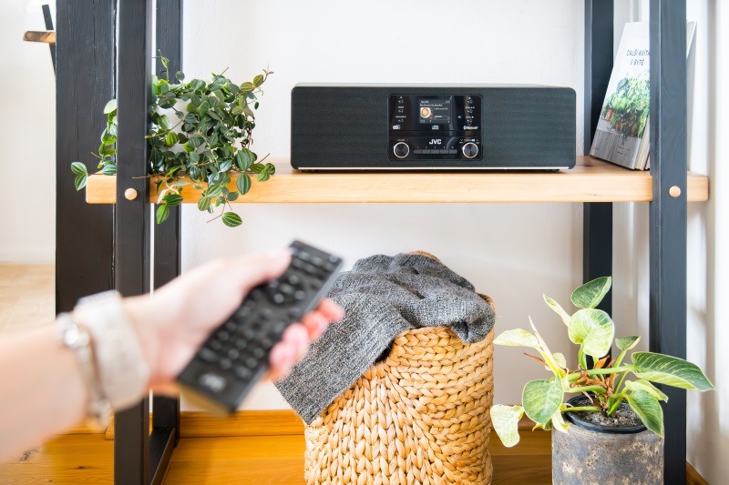 Moderné a štýlové počúvanie s rádiom JVC jvc_audiotechnika_mikrosystem_dialkovy_ovladac