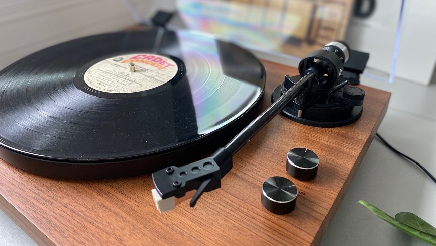 Moderné a štýlové počúvanie s rádiom JVC jvc_audiotechnika_gramofon_karbonove_ramienko