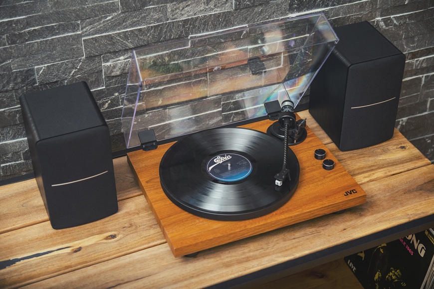 Moderné a štýlové počúvanie s rádiom JVC jvc_audiotechnika_novinky_gramofon