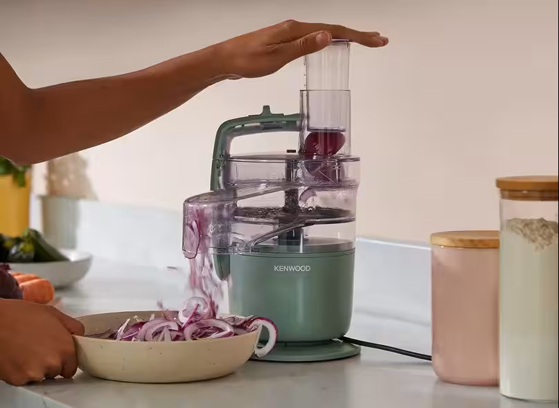 žena strúha zeleninu pomocou kuchynského robota Kenwood MultiPro Go FDP23.140.GY 
