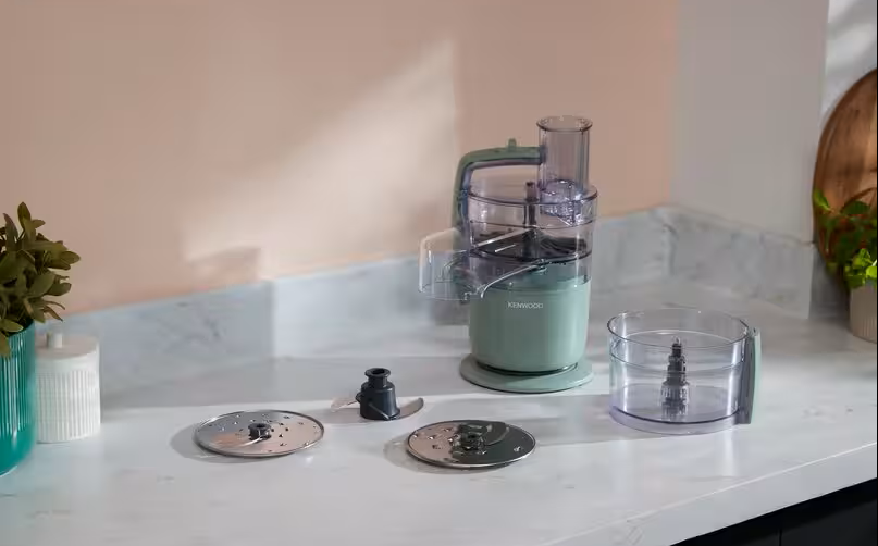 kuchynský robot Kenwood MultiPro Go FDP23.140.GY s príslušenstvom na kuchynskej linke