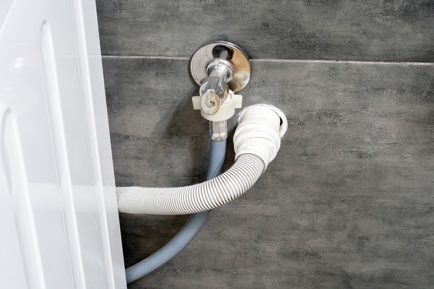 detail pripojenia prívodných hadíc práčky do steny