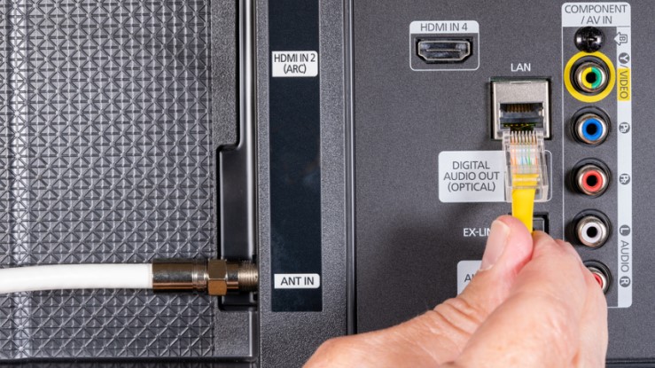 Ako pripojiť TV k Wi-Fi? detailný pohľad na zapojenie LAN kábal do zadnej steny TV